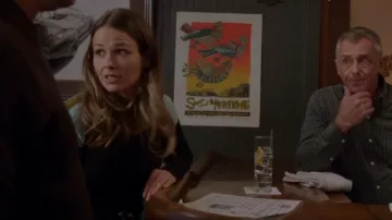 SKFK Maritza Got Camiseta que lleva la paramédica Lyla 'Lizzie' Novak (Jocelyn Hudon) tal como se ve en Chicago Fire (S14E09)