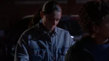Veste de camionneur Good American oversize doublée en polaire épaisse portée par Stella Kidd (Miranda Rae Mayo) dans l'épisode Chicago Fire (S14E09).