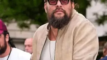 Film The Wrecking Crew Jason Momoa Veste beige portée par Jonny (Jason Momoa) dans The Wrecking Crew