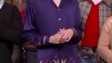 Camisa de seda morada que lleva Finn Wolfhard en Saturday Night Live S51