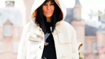 The Traitors UK S04 Claudia Winkleman Pull graphique porté par l’animatrice (Claudia Winkleman) tel que vu dans The Traitors