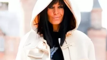 The Traitors UK S4 Claudia Winkleman Ducks Imprimé Pull porté par (Claudia Winkleman) dans The Traitors