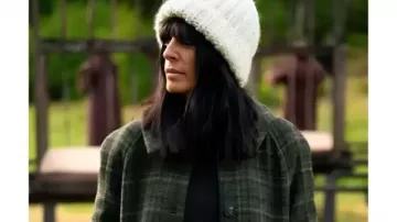Les Traîtres UK S04 Manteau à carreaux de Claudia Winkleman porté par (Claudia Winkleman) dans Les Traîtres
