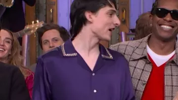 Camisa de seda de Finn Wolfhard en Saturday Night Live S51 llevada por (Finn Wolfhard) en Saturday Night Live