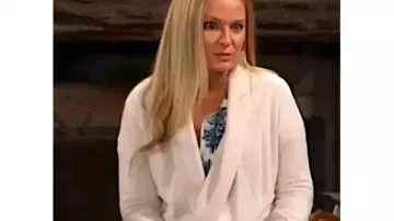 El Joven y el Inquieto Conjunto de Pijama Estampado de Árbol de Sharon Case 2026 que lleva Sharon Collins (Sharon Case) en El Joven y el Inquieto