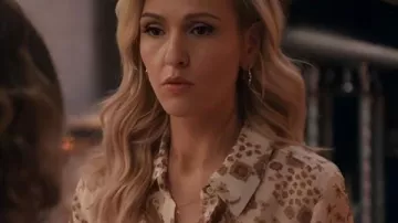 Stumble S1 Courteney Potter chemise en soie fleurie portée par Courteney Potter (Jenn Lyon) dans Stumble