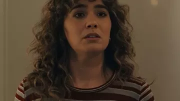 Ponies 2026 Twila Hasbeck Striped Top porté par Twila (Haley Lu Richardson) tel que vu dans PONIES (S01E01)