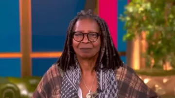 Robe R13 Réversible Jumbo portée par Whoopi Goldberg telle que vue dans The View le 19 janvier 2026
