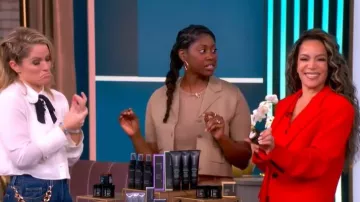 Blazer extragrande de crepé de lana de Sergio Hudson, usado por Sunny Hostin, como se vio en The View el 19 de enero de 2026.