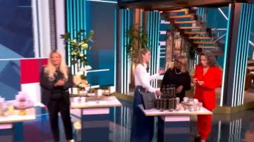 Pantalón de crepé de lana Sergio Hudson de pierna estrecha, usado por Sunny Hostin, como se vio en The View el 19 de enero de 2026.