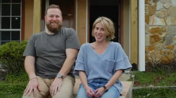 Altar’d State V Neck Shirt Blue V Neck Women's Top Harlyn Tunic Top worn by Erin Napier as seen in Home Town (S10E03)