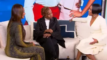 Robe maxi à motif peau de serpent de Norma Kamali portée par Evelyn Lozada vue lors du défilé Tamron Hall le 14 janvier 2026