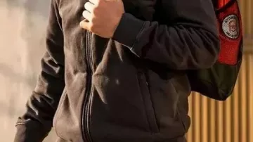 Chaqueta negra usada por (Joe Keery) en el trastero