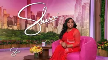 Robe longue à manches longues et col rond en maille imprimée Express portée par Sherri Shepherd, comme on peut le voir sur Sherri le 13 janvier 2026