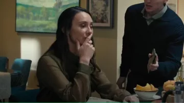 Chemisier à carreaux de Claudie Pierlot porté par Angela Otis (Claire Cooper) tel que vu dans Sanctuary : A Witch’s Tale (S02E04)