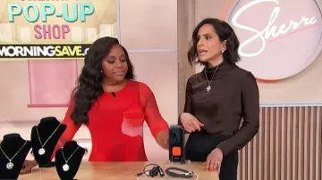 Chemisier à manches longues à col drapé Jil Sander porté par Bahar Takhtehchian tel que vu dans Sherri le 14 janvier 2026