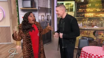 Veste bomber en suède Kemble All Saints portée par Joseph Sikora telle que vue dans Sherri le 14 janvier 2026