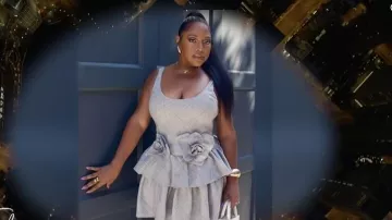 Minivestido Aknvas Devyn Plaid Fit & Flare usado por Sherri Shepherd, tal como se vio en Sherri el 14 de enero de 2026
