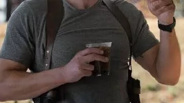 Camiseta gris que lleva el sargento detective JD Byrne (Ben Affleck) en The Rip