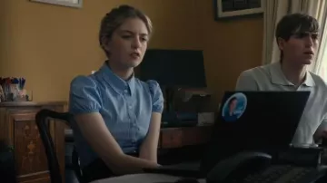 Camisa de manga corta Bershka que lleva Beatrice Garton (Holly Sturton) como se ve en Santuario: El cuento de una bruja (S02E04)