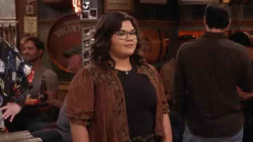 La gran camiseta de manga corta Legacy en color chocolate que lleva Isabella (Belissa Escobedo) vista en Happy's Place (S02E07)