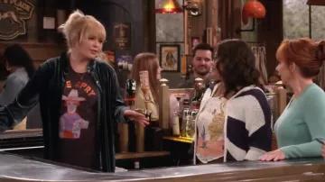Imogene + Willie x Grand Ole Opry Capsule n° 02 portée par Gabby (Melissa Peterman) telle que vue dans Happy’s Place (S02E07)