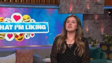 Rails Honora Blusa de Chiffon de Lunares usada por Kelly Clarkson vista en The Kelly Clarkson Show el 15 de enero de 2026