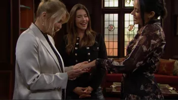 Veste Jason Wu crop en faux suède portée par Brooke Logan (Katherine Kelly Lang) telle que vue dans The Bold and the Beautiful le 13 janvier 2026