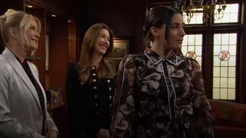 Vestido camisa de chiffon arrugado y cuello de Karl Lagerfeld Paris usado por Daphne Rose (Murielle Hilaire) tal como se ve en The Bold and the Beautiful el 13 de enero de 2026