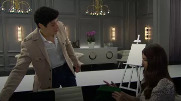 Chaqueta utilitaria con cuello de paisley y gris usada por RJ Forrester (Brayan Nicoletti) tal como se ve en The Bold and the Beautiful el 15 de enero de 2026