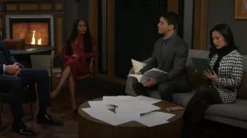 Veste courte en tweed premium Endless Rose à franges portée par Caroline Lee (Ellie Wang) dans l'épisode Beyond the Gates (S02E08).
