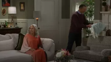 Un caftán ombré de Mykaftan que lleva Anita Dupree (Tamara Tunie) como se ve en Más allá de las puertas (S02E09)