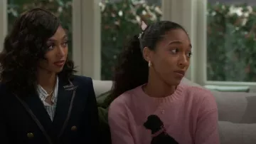 Mini aro de perla estatal con altar que lleva Samantha Richardson (Najah Jackson) en Más allá de las puertas (S02E09)