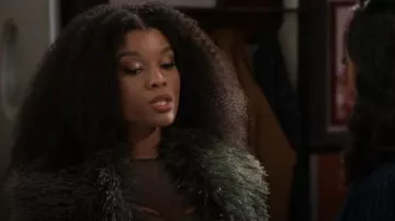 Abrigo de ante sintético con cinturón de Azalea Wang y ribetes de piel sintética que lleva Eva Thomas (Ambyr Michelle), como se ve en Más allá de las puertas (S02E10)