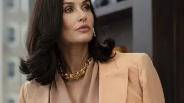 Blazer marron Landman S02 Cami Miller porté par Cami Miller (Demi Moore) tel que vu dans Landman