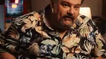 The Fall and Rise of Reggie Dinkins Bobby Moynihan Printed Shirt worn by Gator (Bobby Moynihan) as seen in The Fall and Rise of Reggie Dinkins (S01)