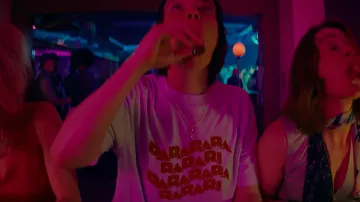 T-shirt Dararara Rarari porté par Dara (Caoilfhionn Dunne) dans How to Get to Heaven from Belfast (S01)