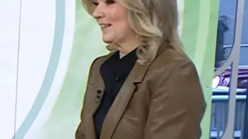 The Today Show 2026 Christine Romans Brown Leather Blazer usada por Christine Romans en Today Show