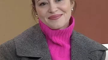 Jersey de cuello alto rosa Claire Foy de The Today Show 2026