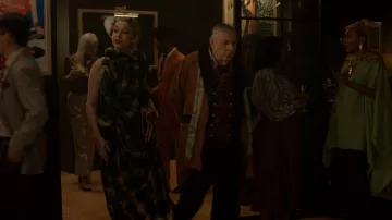 Falda drapeada de Dries Van Noten llevada por Ava Green (Julia Chan) como se ve en Will Trent (S04E03)