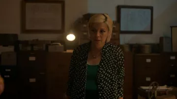 Blusa viscosa estampada Dries Van Noten usada por Ava Green (Julia Chan) como se ve en Will Trent (S04E03)