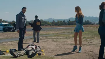 Azalea Wang Moriah Bootie en jean porté par Morgan Gillory (Kaitlin Olson) tel que vu dans High Potential (S02E10)