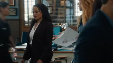 Teoría de la chaqueta Wool Blend usada por Selena Soto (Judy Reyes) vista en High Potential (S02E10)