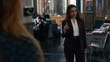 Teoría Pantalones de pierna recta con mezcla de lana en ciruela usados por Selena Soto (Judy Reyes) como se ve en High Potential (S02E10)