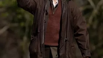 Veste cirée marron portée par (Kit Harington) dans l’industrie
