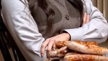 Chaleco de caza gris que lleva Yasmin Kara-Hanani (Marisa Abela) en la industria