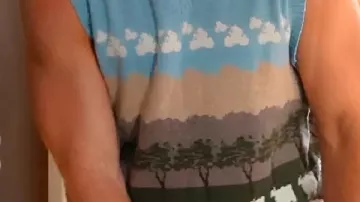 Chaleco de jersey con estampado de ovejas Underwood Scenic que lleva (Colton Haynes) en The Traitors