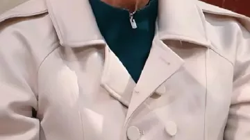Chaqueta que lleva (Lisa Rinna) en Los traidores