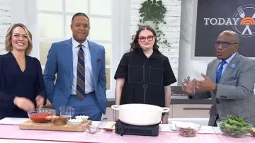 Maeve The Jeannie, vestido mini de manga corta en línea A que lleva Krissy Downey, visto en Today the 20 de enero de 2026