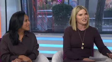 Vestido de cuello redondo Naadam Cashmino con capas usado por Jenna Bush Hager, visto en Today with Jenna & Sheinelle el 20 de enero de 2026
